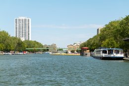 19th-arrondissement;-Bassin-de-la-Villette;-Boat;-Canal-de-lOurcq;-Clear-sky;-Cycle-path;-France;-Île-de-France-region;-Kaleidos;-Kaleidos-images;-La-parole-à-limage;-Paris;-Parisian-heritage;-Pedestrian-footbridge;-Quay;-Reflections;-Residential-tower;-Stories-Pictures;-Summer-2026;-Sustainable-mobility;-Tarek-Charara;-Urban-landscape